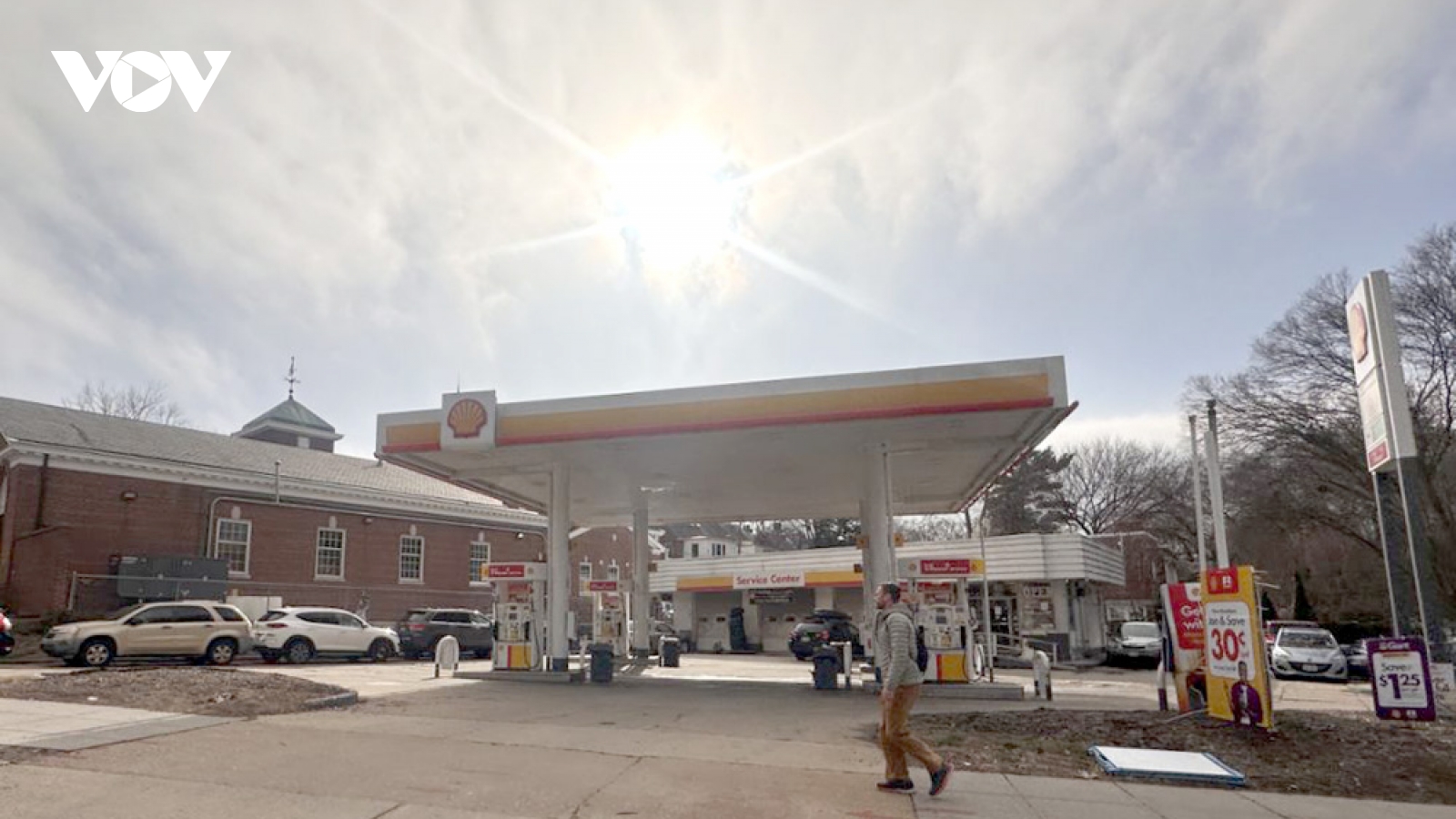 Giá dầu tăng vọt do xung đột Iran, ông Trump nói chỉ là “cái giá nhỏ phải trả”